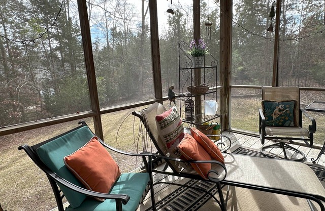 3-bedroom home in welcoming Irmo with AC, Wi-Fi. Enjoy your stay