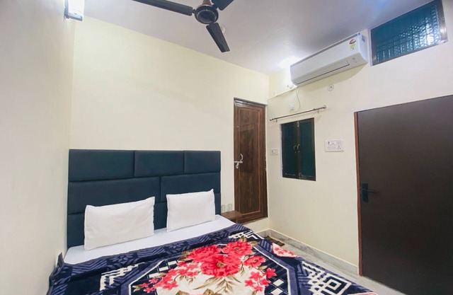 3-bedroom hotel in delightful Varanasi with WiFi, AC