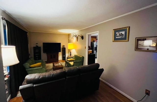 3-bedroom house in beautiful country setting with AC and WiFi.Gorgeous old oaks.