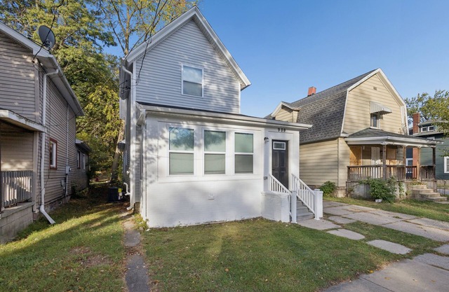 3-bedroom house in charming Lansing with AC