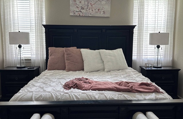 3-bedroom house in Humble with AC, WiFi. BREAKFAST IS PROVIDED WITH YOUR STAY!