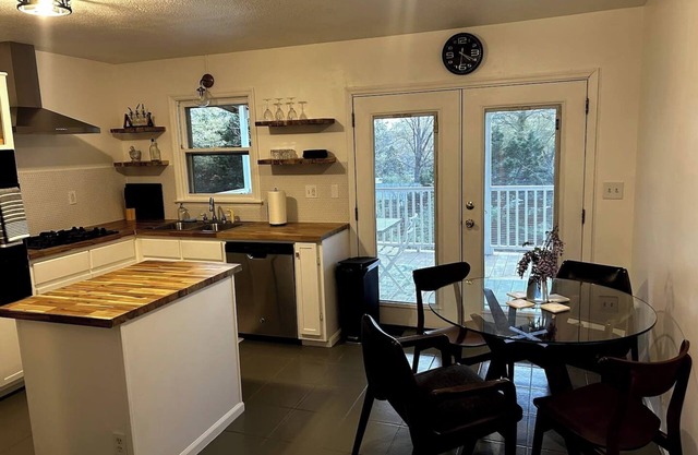 3-bedroom house in serene Calhoun with AC, WiFi, fitness room