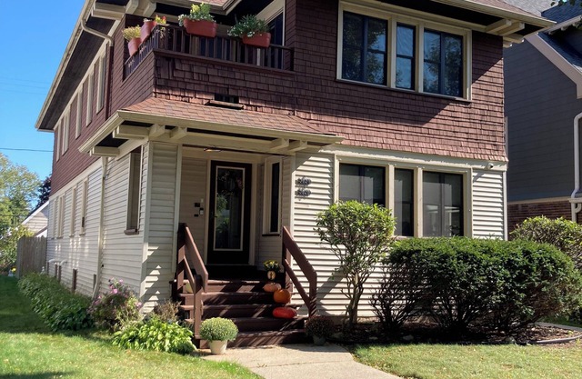 3-bedroom house near Lake Michigan in charming Shorewood. Family & Pet friendly
