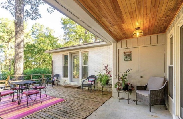3-bedroom lakefront house in charming Hattiesburg with AC, WiFi. Enjoy your stay