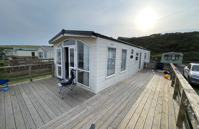 3 Bedroom Lodge, Close to Beach, Stunning Views, includes hot tub