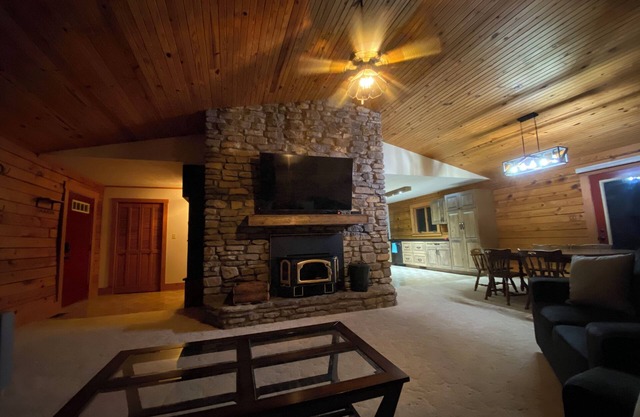 3 Bedroom Log Home located near Vienna Illinois ~ NO CLEANING FEE ~