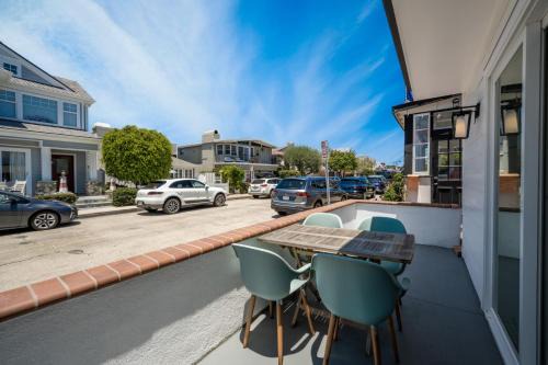 3 Bedroom Renovated Condo on Balboa Island