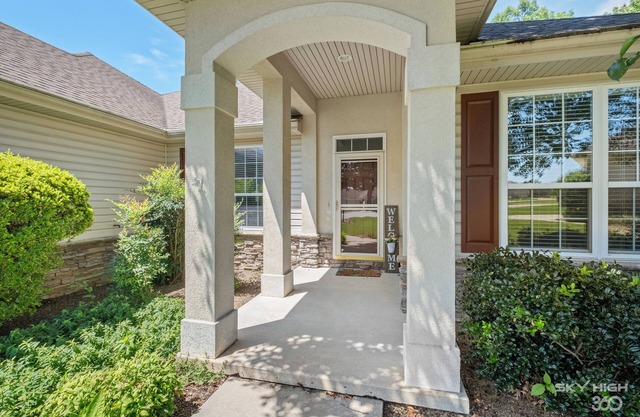 3 bedroom townhome in lovely Bella Vista with Pickle Ball, park and Trail access