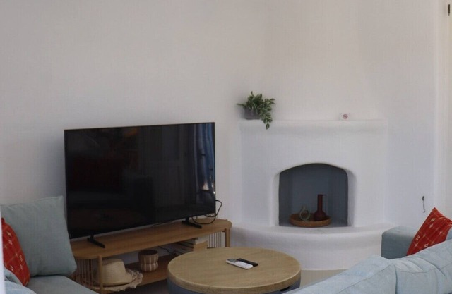 3-bedroom villa in superb Naousa with WiFi, AC. Live the Greek dream