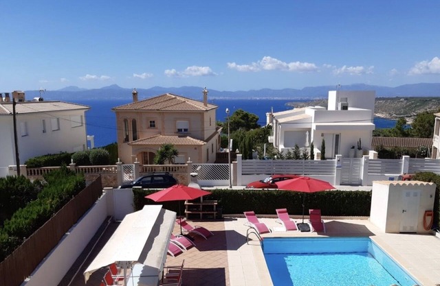 3-bedroom villa with large private pool in quiet residential area and sea views