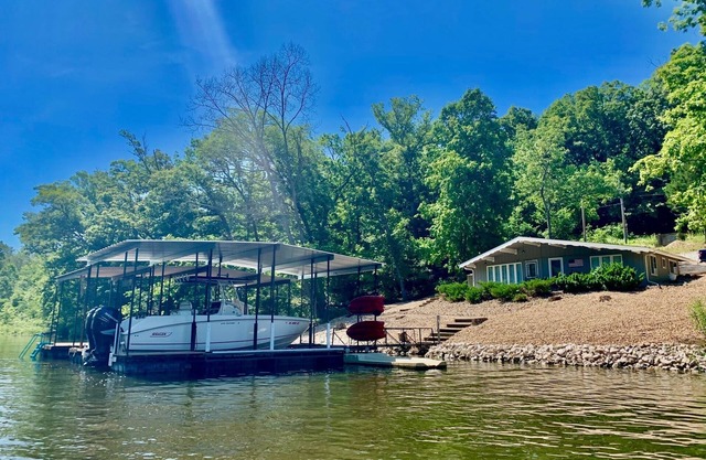 3 bedroom waterfront home Large dock and great swim area 4 KAYAKS + PADDLEBOAT