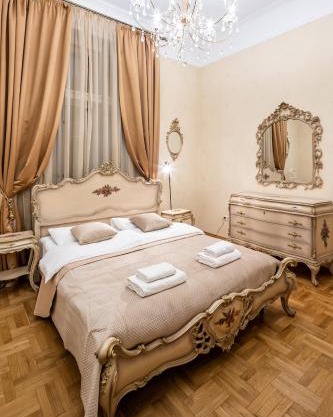 3 bedrooms Royal Italian style in an Austrian building, parking, balcony