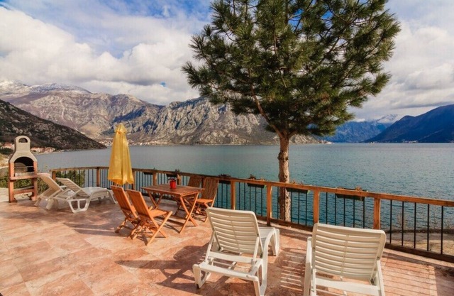 3 bedrooms seafront house with spectacular views
