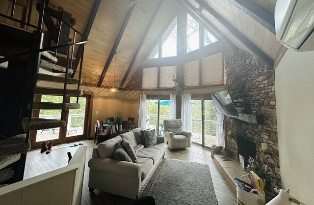 3 BR/3Bth home in the woods Inground pool & New Hot Tub. Close to Hershey Park!