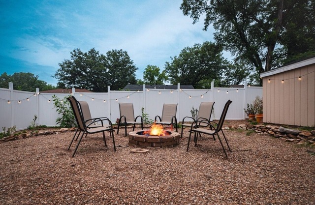 3 BR Urban Retreat: 5 beds -King, Queen, 2 Twins & sofa bed 3mi to KU & Downtown