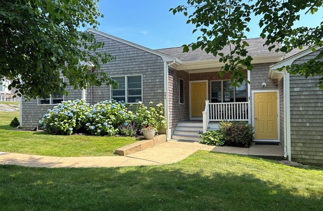 3 BR -Walk to the beaches & Cliff walk. Quiet tree lined neighborhood!