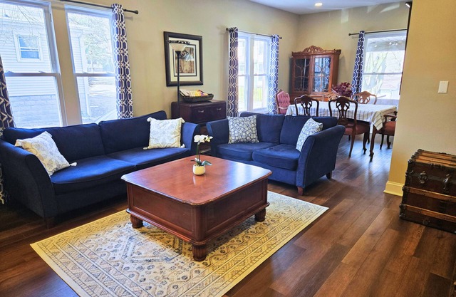 3 BR with Hot Tub & Arcade Games in DT Woodstock Square