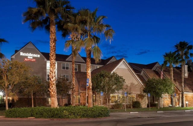 3 Comfortable 1BR Suites w/ Full Kitchen, Continental Breakfast, Self Parking