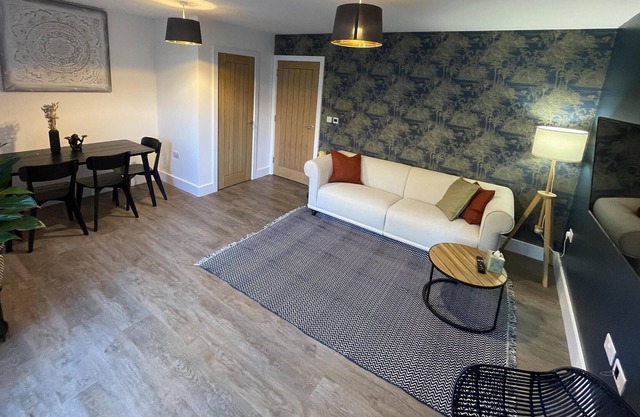 3 Double Bed Luxurious House Near Heathrow Airport