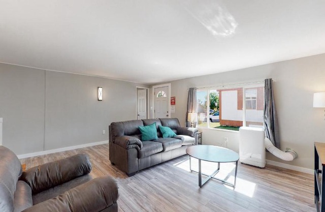 3 King beds with yard near the famous Water World