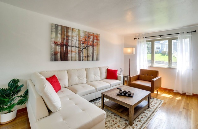 3 Mi to Downtown: Pittsburgh Home w/Balcony!