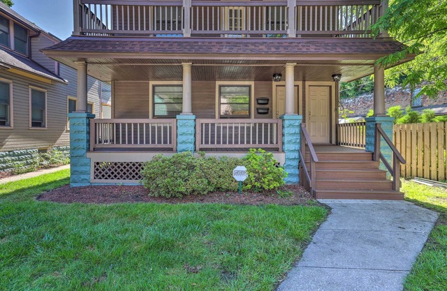 < 3 Mi to Dtwn: Cleveland Apt w/Deck & Wet Bar