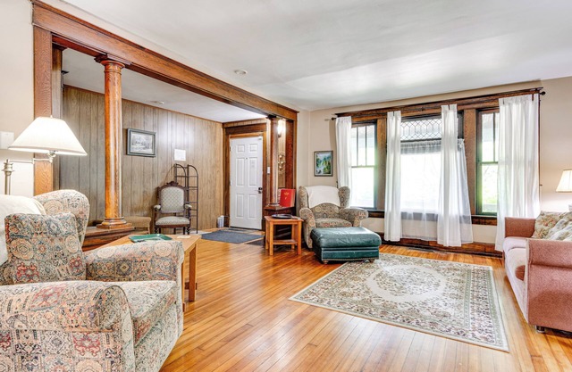 3 Mi to Dtwn Indy: 20th-century Apt w/Fenced Yard