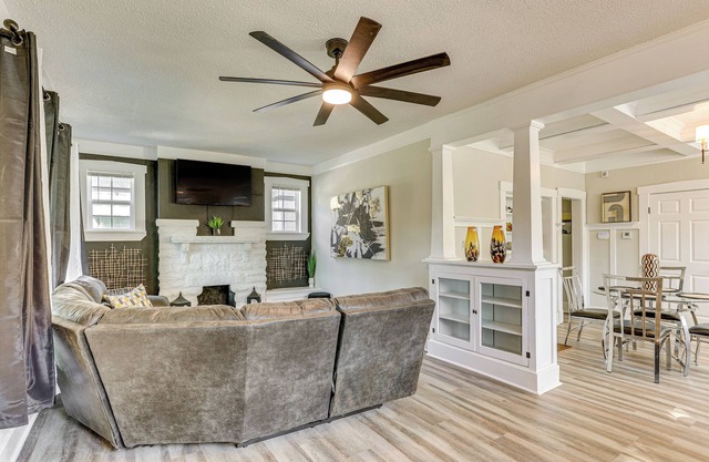 3 Mi to Dtwn: Memphis Family Home