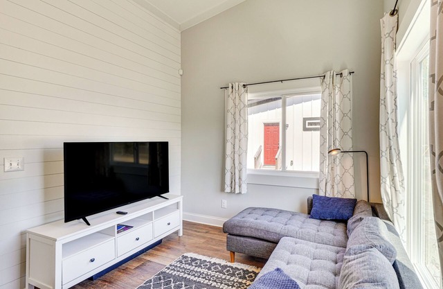 3 Mi to Duke: Downtown Durham Cottage!