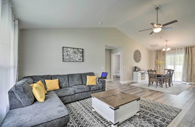 3 Mi to Golf: Loris Home w/Big Private Yard!