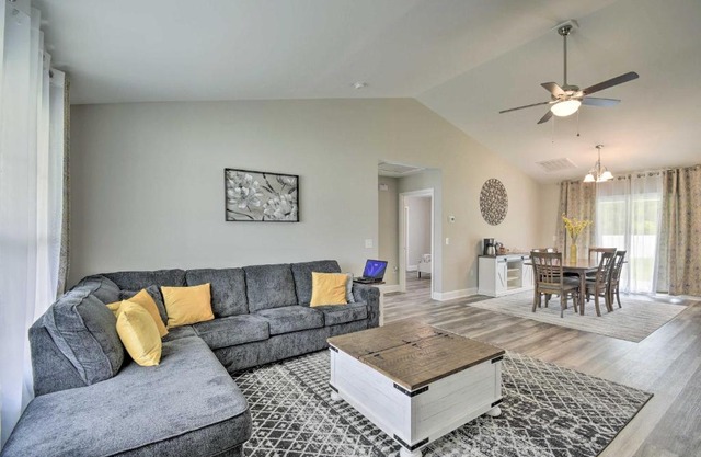 3 Mi to Golf Loris Home with Big Private Yard!