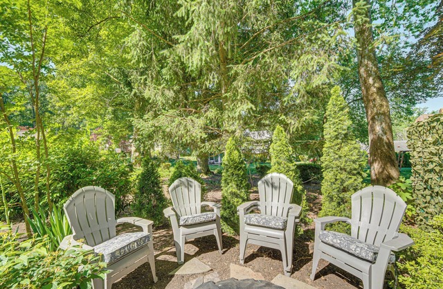 3 Mi to Lake Redman: Home w/Furnished Pergola!