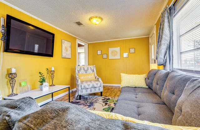 3 Mi to Lake Saracen: Pine Bluff Home w/Grill!