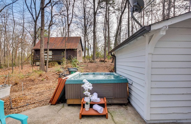 3 Mi to Marietta Square: Hot Tub Haven w/2 Patios