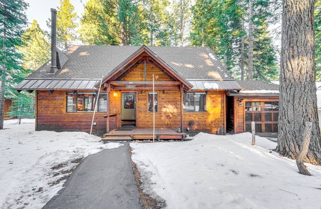 3 Mi to Skiing: Retreat w/Deck in Tahoe Donner!