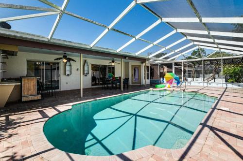3 Mi to Weeki Wachee Springs SP Poolside Oasis!