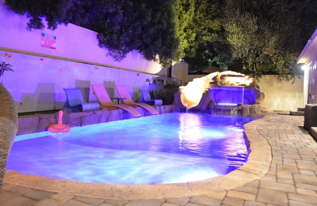 3 miles to Disneyland, 13 miles to the beach, ideal for a big group or families!