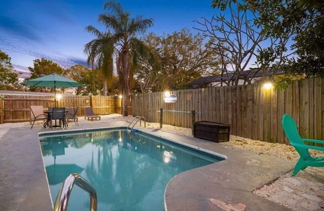 3 miles to Honeymoon Island~ Firepit & Pool