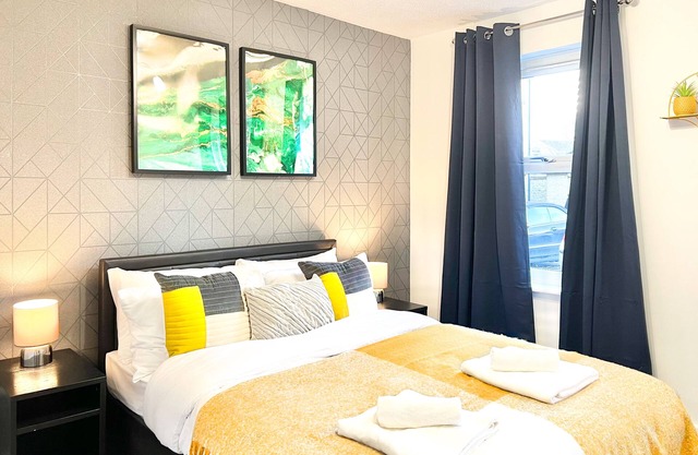 3 Min walk to Bromley Bow Station Cozy 1-Bed Flat with Free Parking in London.