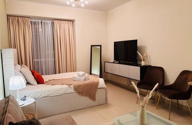 3 mins to Metro, Cozy Studio With City Views