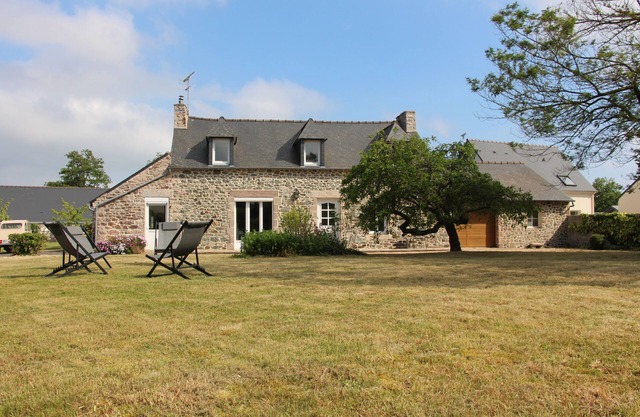 3 minutes from the beach, spacious renovated farmhouse with large enclosed garden.