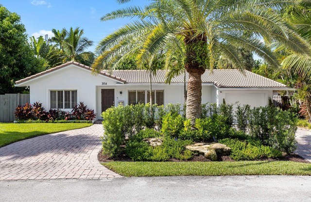 3 minutes walk to the Beach Family Vacation Home with Private Pool and Jacuzzi