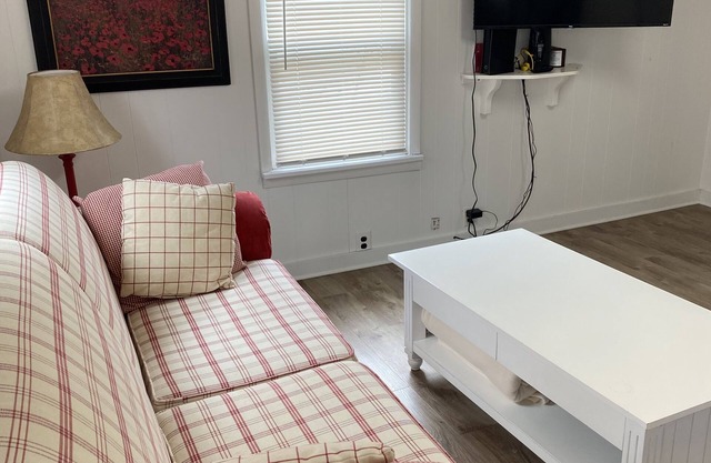 3 night minimum, 2 blocks from beach, close to pickle ball, 4 blocks to town.