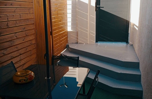 3-person apartment, terrace, wifi, parking, 10min from beach.