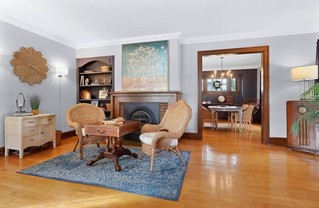 3 Queens, Walk to Eat, Tons of Character, Spacious