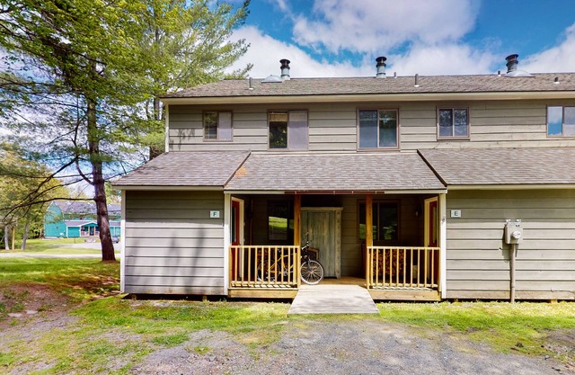 3-story mountain condo with deck, balcony, shuttle to slopes, fireplace, & W/D