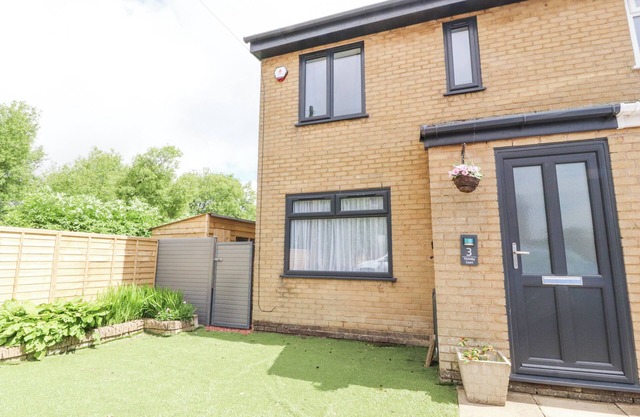 3 THRIMBY COURT, pet friendly, with open fire in Morecambe