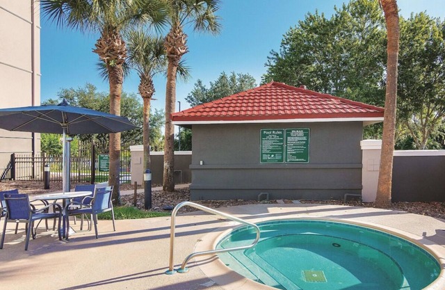 3 x King Bed Deluxe Suite, Pool View at La Quinta Inn by Wyndham Orlando UCF
