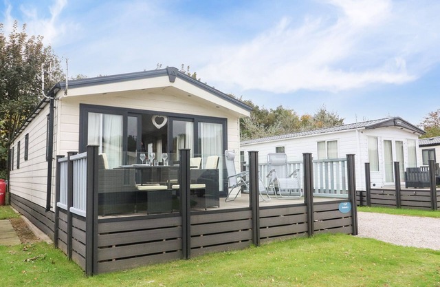 3 YEALANDS, pet friendly, character holiday cottage in Carnforth