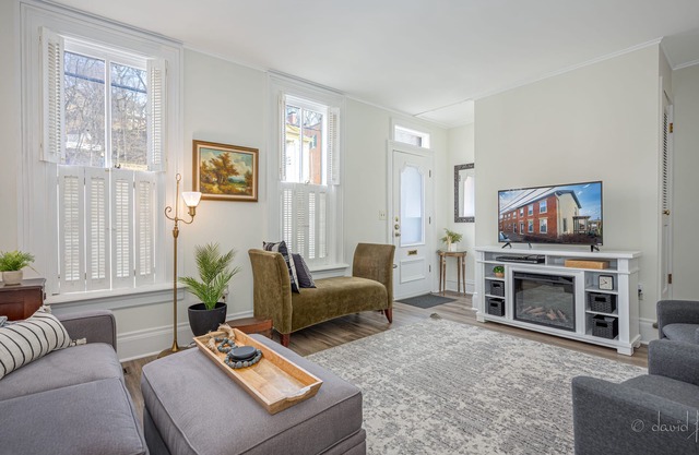 30+ Day 3BR Home One Blk off Historic Main St. Galena w/Pking and W/D